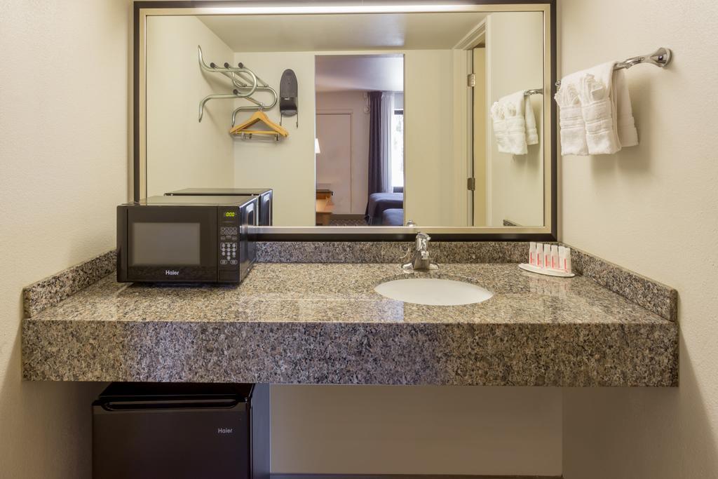 ฮาวเวิร์ด จอห์นสัน บาย วินด์แฮม สก็อตส์เดล โอลด์ทาวน์ Hotel ภายนอก รูปภาพ