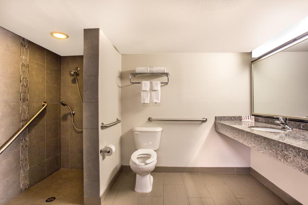 ฮาวเวิร์ด จอห์นสัน บาย วินด์แฮม สก็อตส์เดล โอลด์ทาวน์ Hotel ภายนอก รูปภาพ
