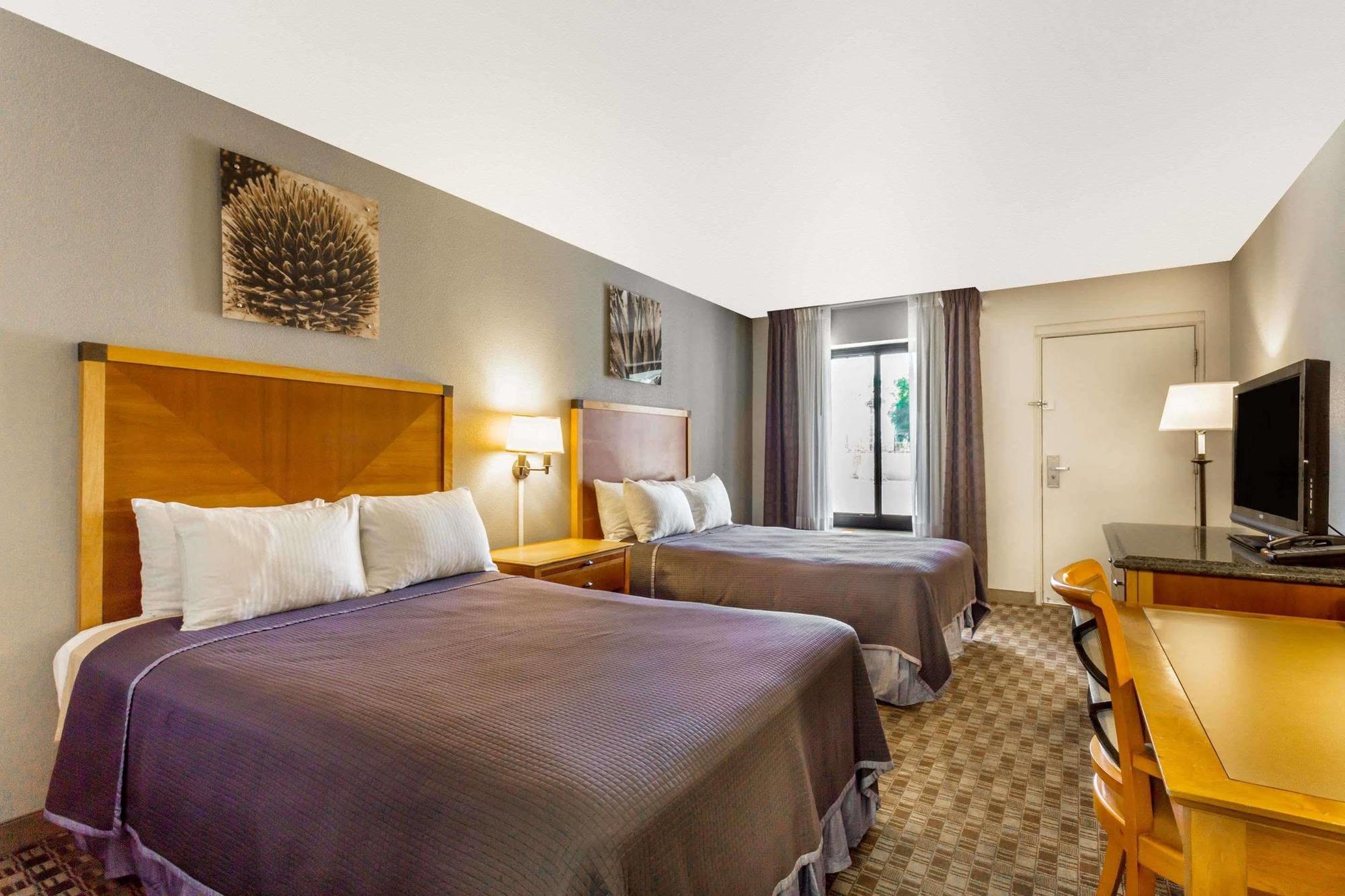 ฮาวเวิร์ด จอห์นสัน บาย วินด์แฮม สก็อตส์เดล โอลด์ทาวน์ Hotel ภายนอก รูปภาพ